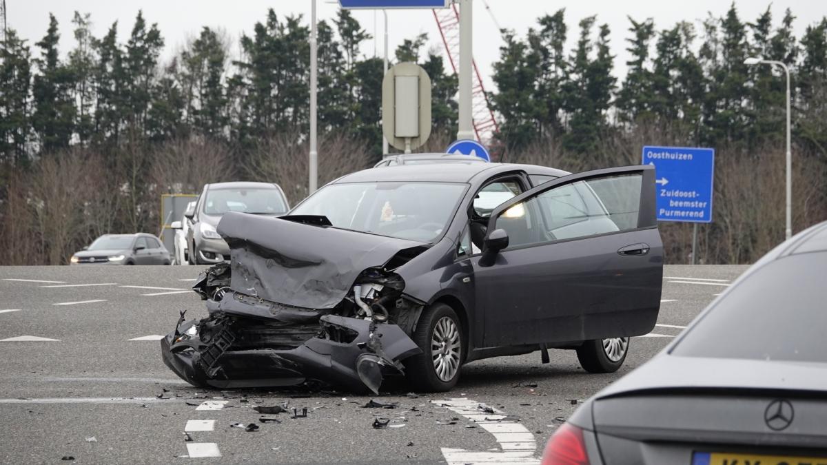 Ravage na frontale botsing op de N244 bij Zuidoostbeemster