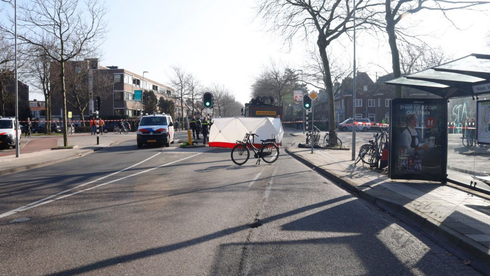 Voetganger wordt in Haarlem aangereden door vrachtwagen en raakt zwaargewond.