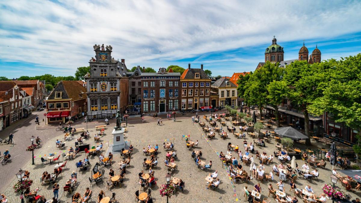 Roode Steen in Hoorn wordt 'dynamisch' afgesloten, grote terrassen mogen blijven