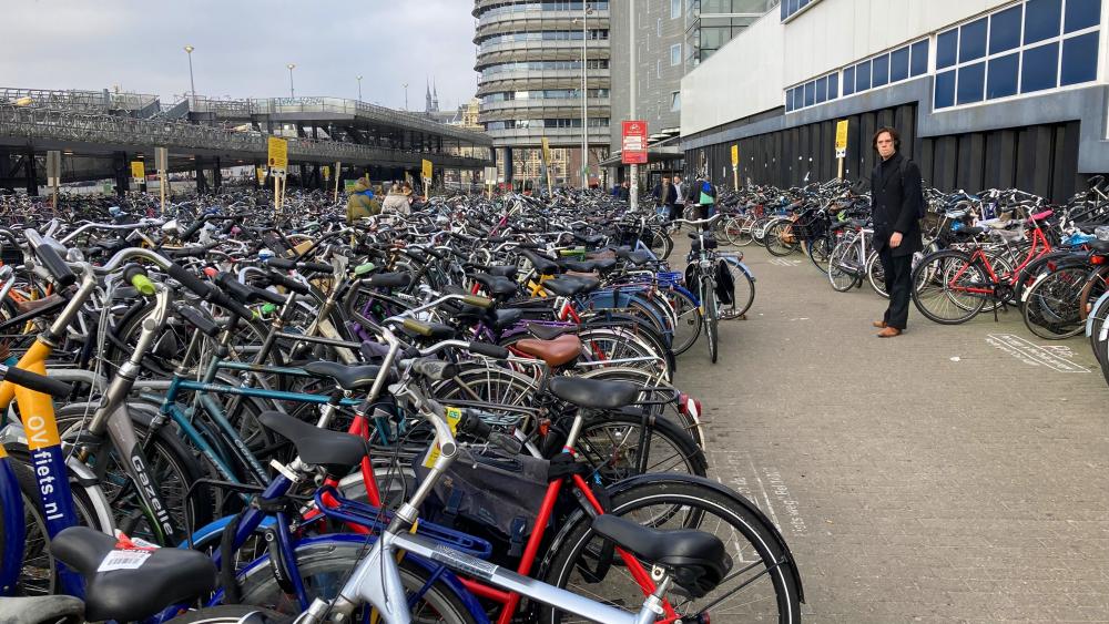 oppervlakte Afstoting nep Laatste fietsenrekken voor Amsterdam Centraal worden vandaag leeggehaald -  NH Nieuws