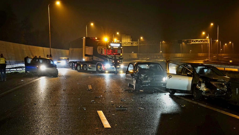 Heldhaftige vrachtwagenchauffeur versperd A7 na ongeval met meerdere autos.