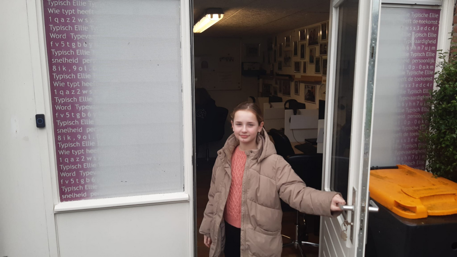 Wende (11) bij de deur van het typelokaaltje in Ellies garage
