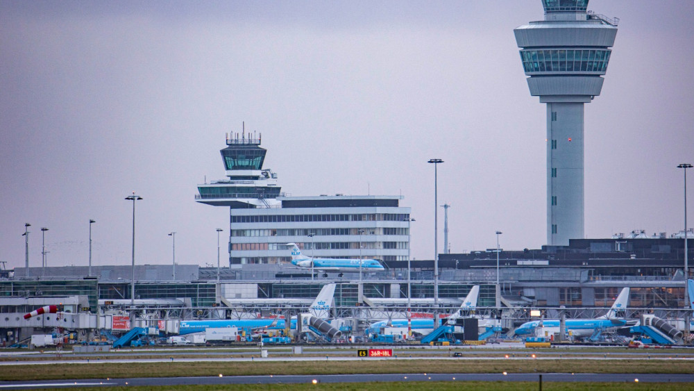 Opnieuw annuleert Schiphol tientallen vliegtuigen vanwege onstuimig weer