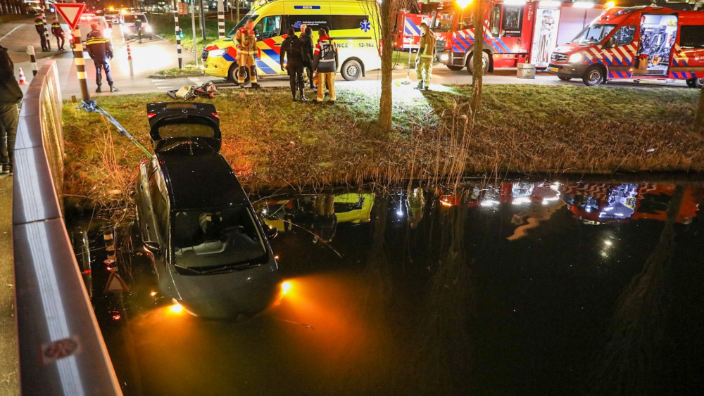 Auto Te Water In Hoofddorp, Bestuurder Door Brandweer Op Het Droge ...