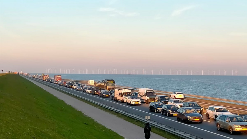 Afsluitdijk richting Den Oever gesloten door ongeval tussen meerdere autos.