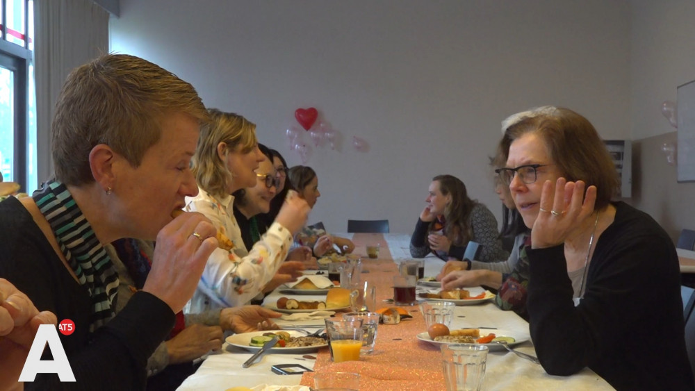 With breakfast and policy, Amsterdam Nieuw-West focuses on women: “We don’t see them now”