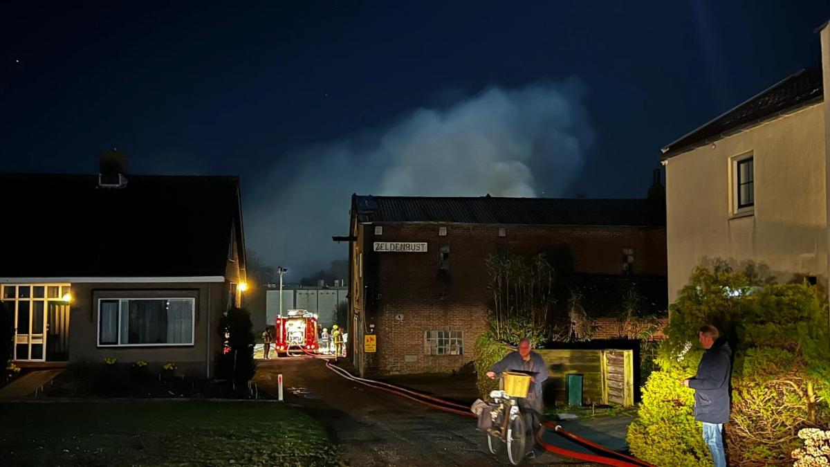 Grote brand in leegstaand pand aan Lisserdijk in Lisserbroek