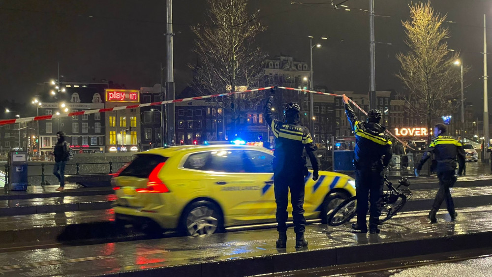 Gewonde Bij Steekpartij Rond Centraal Station, Agenten Lossen Schoten ...