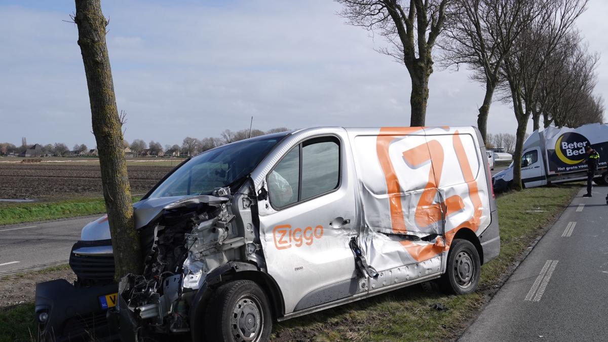 Harde wind zorgt voor ongelukken: twee bedrijfswagens botsen in Zwaagdijk-Oost