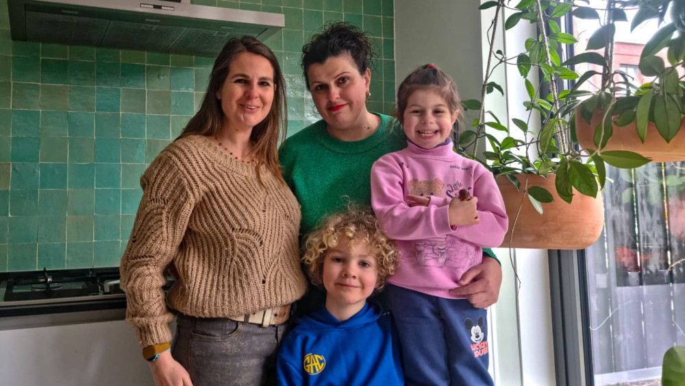 Eline Langemeijer (links) met haar zoon Berend en de Oekraïense Vita (midden) met haar dochter Alisa (rechts). 