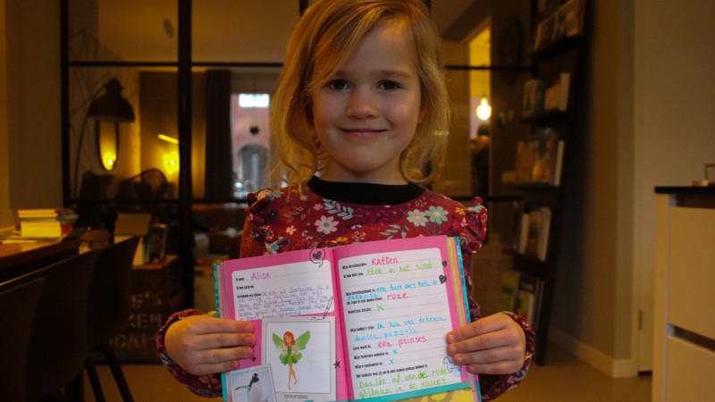 Dochter Anne (5) laat vriendenboekje zien waarin de Oekraïense Alisa (3) heeft geschreven.
