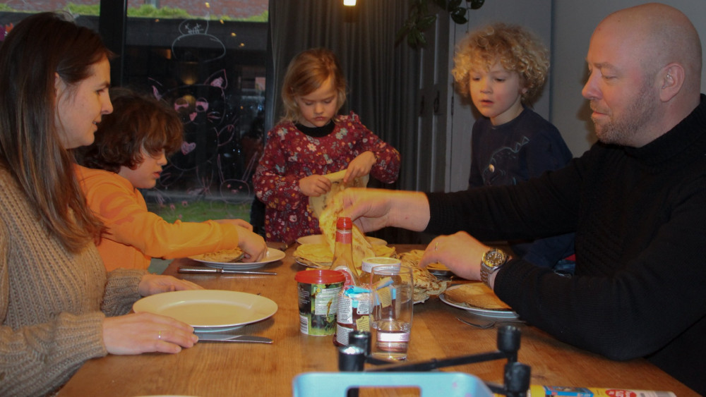 Hilversums gezin eet samen pannenkoeken