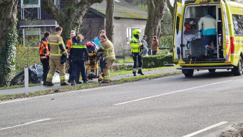 Auto belandt in greppel Slootdorp, vrouw gewond