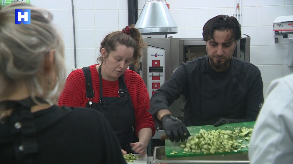 Kunstenaars en koks in Zaandam koken voor vluchtelingen: "Tijdens de ramadan doen we een stapje extra"