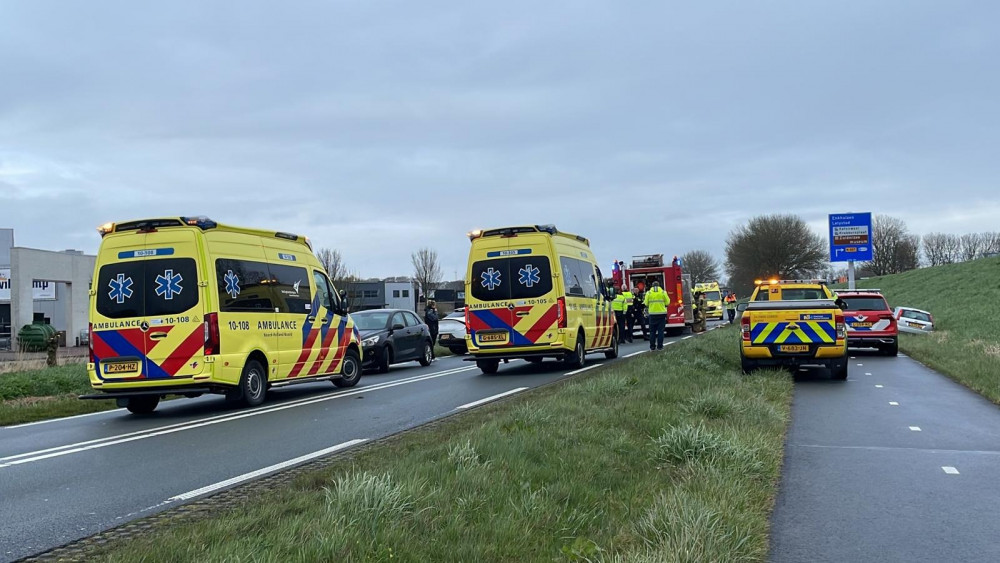 6 auto's betrokken bij groot ongeluk N307 bij Enkhuizen: weg tijdelijk afgesloten
