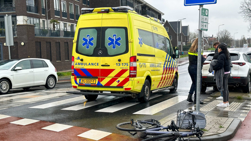 Jonge fietser gewond bij aanrijding in Aalsmeer, wéér op rotonde van de Kasteleinweg.