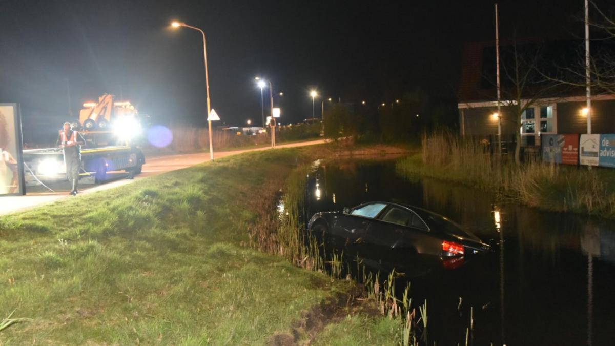 Dronken 19-jarige bestuurder vlucht na crash in water Cruquius, later aangehouden