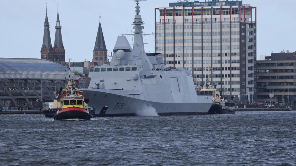 Frans Marineschip Vuurt Saluutschoten Af Bij Bezoek Macron Aan ...