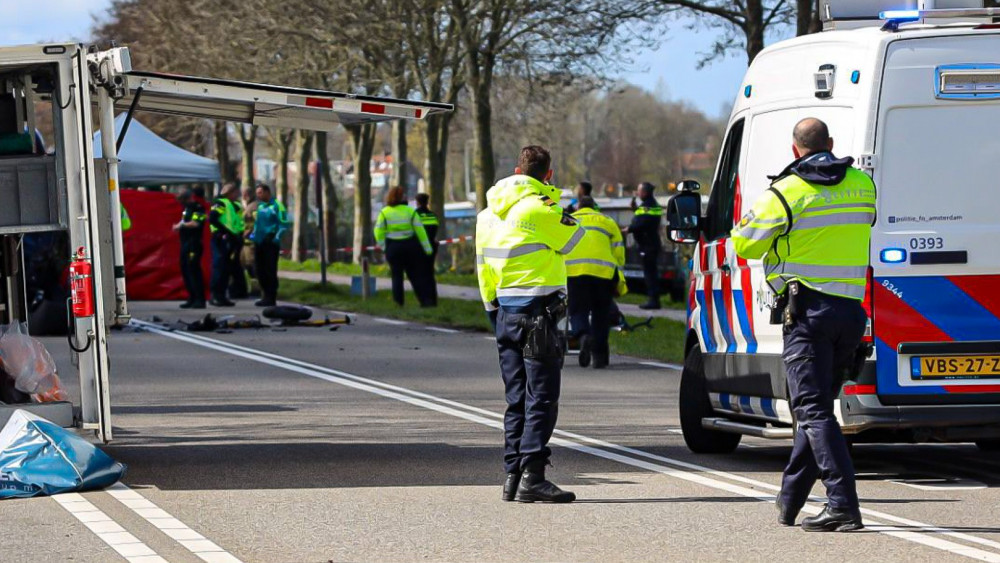 Motorrijder zwaargewond bij botsing met bestelbus in Ouderkerk aan de Amstel.