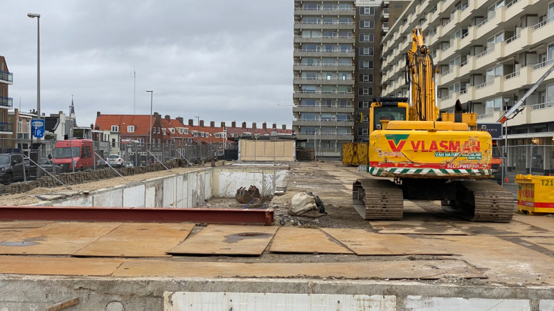 De sloop van de passagepanden gaat verder en om het restaurant liggen de oude kelders bloot