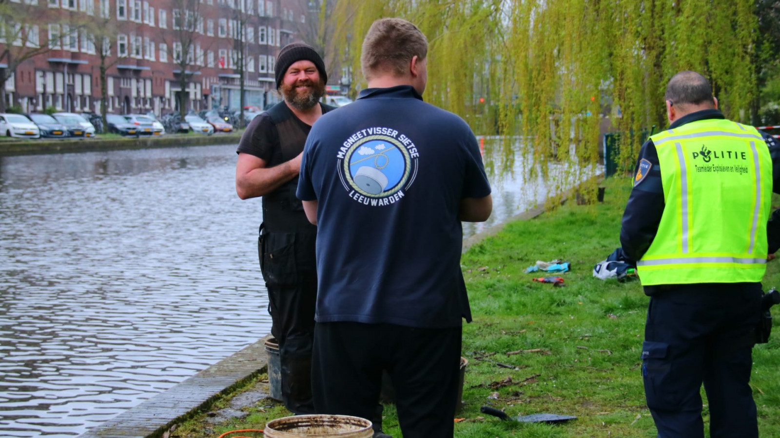 Magneetvisser vindt granaat Geuzenkade Amsterdam