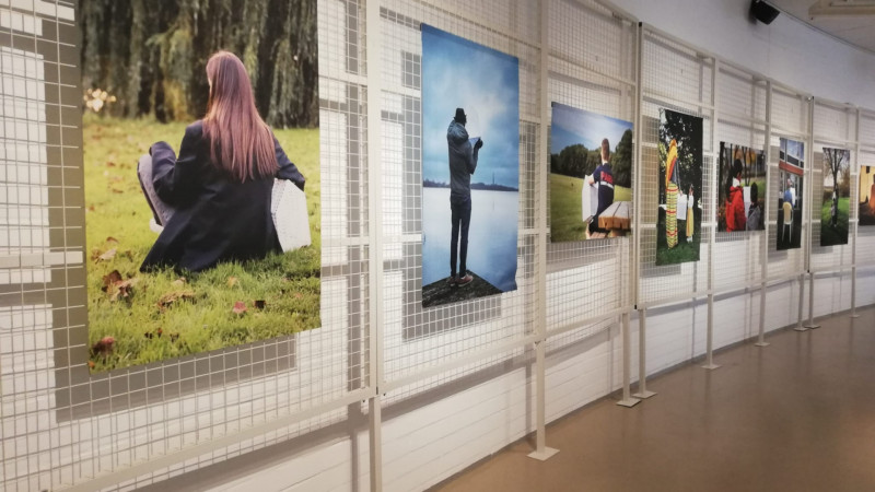 De tentoonstelling HOME Art Project in het Cobra Museum, met links de foto van Anastasiia Dereviaha
