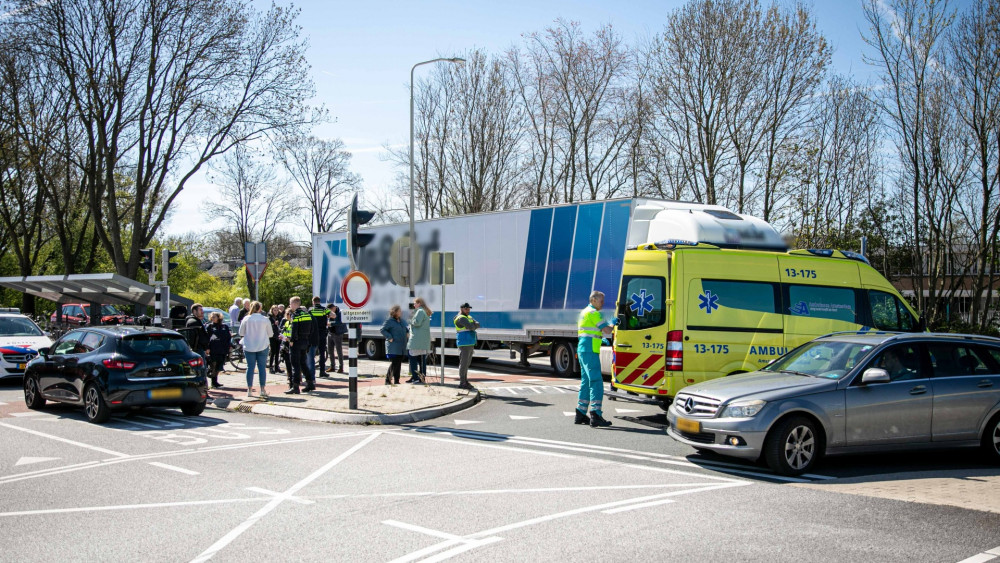 Slechtziende vrouw gewond bij botsing met truck op zebrapad bij Aalsmeerse rotonde.
