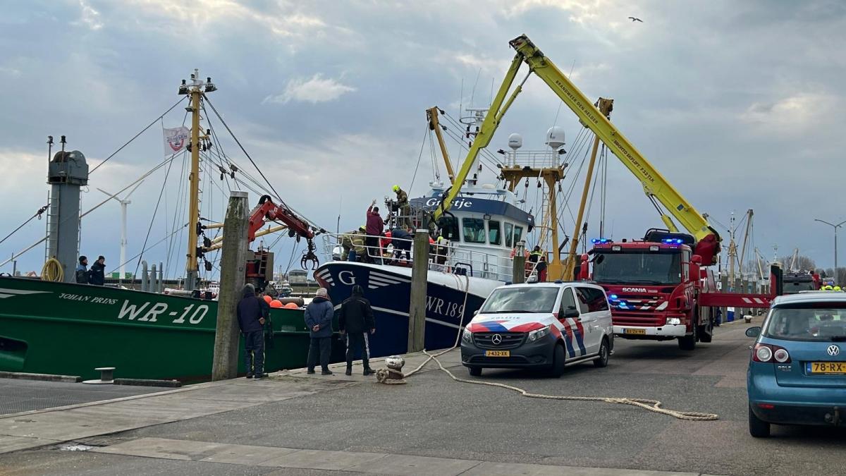 Bemanningslid schip Den Oever zwaargewond, hulpdiensten massaal aanwezig