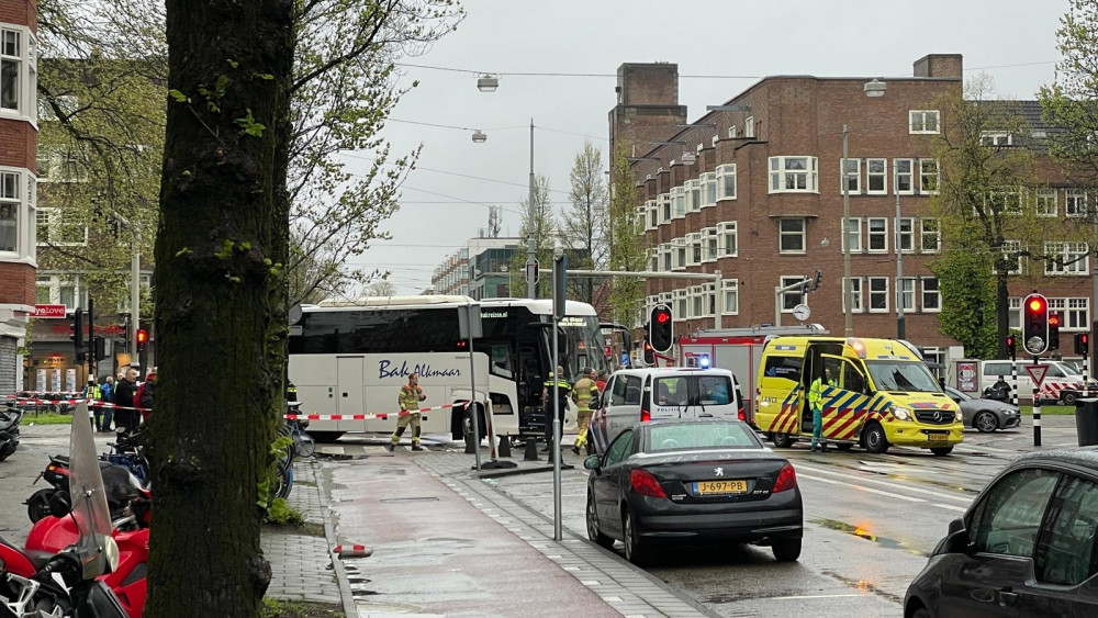 Fietser zwaargewond na aanrijding met bus in Amsterdam.