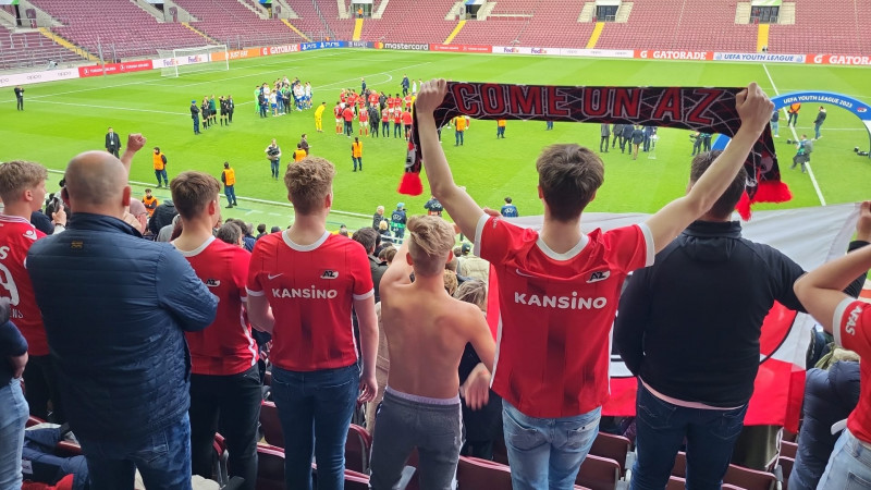 AZ-supporters juichen na de winst van de Youth League