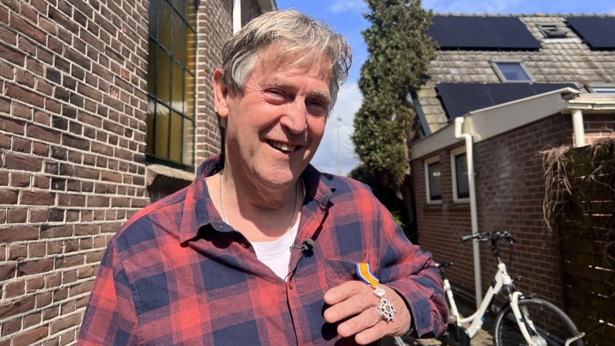 Met een smoesje erin geluisd: Dick uit Hippolytushoef totaal verrast met lintje