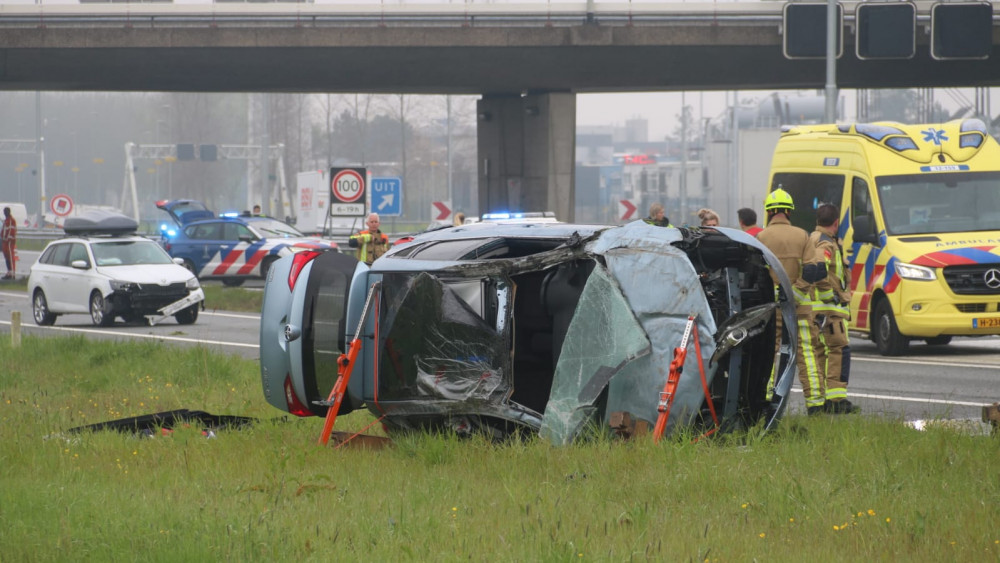 A9 bij Beverwijk dicht vanwege groot ongeluk: traumahelikopter landt op snelweg.