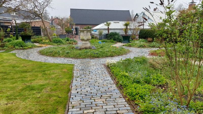 Het gras is al groen, nu de bloemen nog