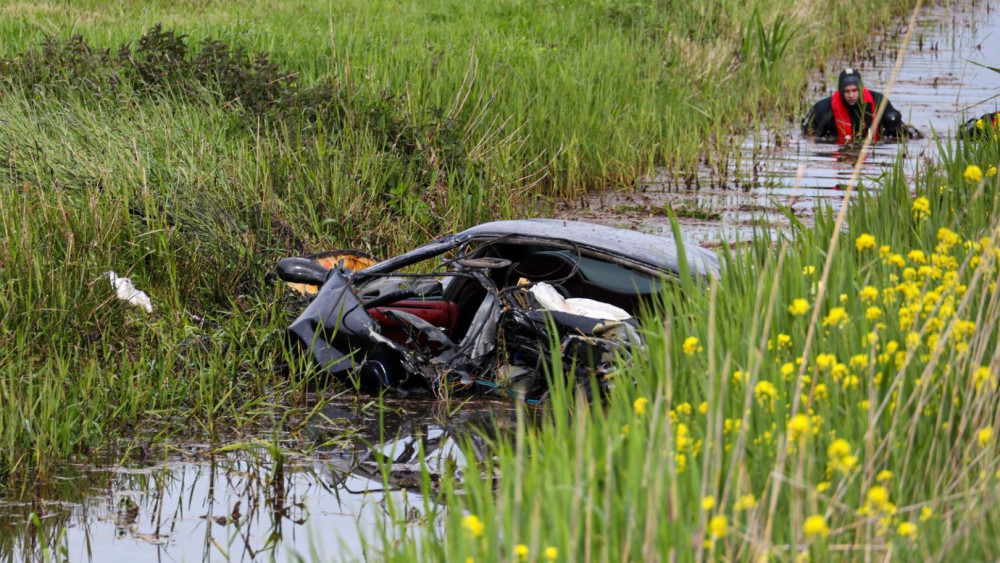 Ernstig ongeval met Maserati in Naarden, traumahelikopter ingezet.