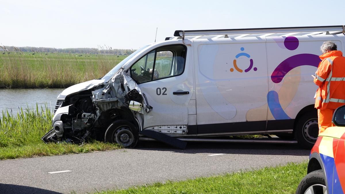 Groot ongeluk N247 tussen meerdere bestelbusjes: drie kinderen gewond