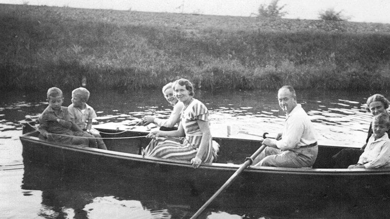 Met de familie varen op het water achter het huis