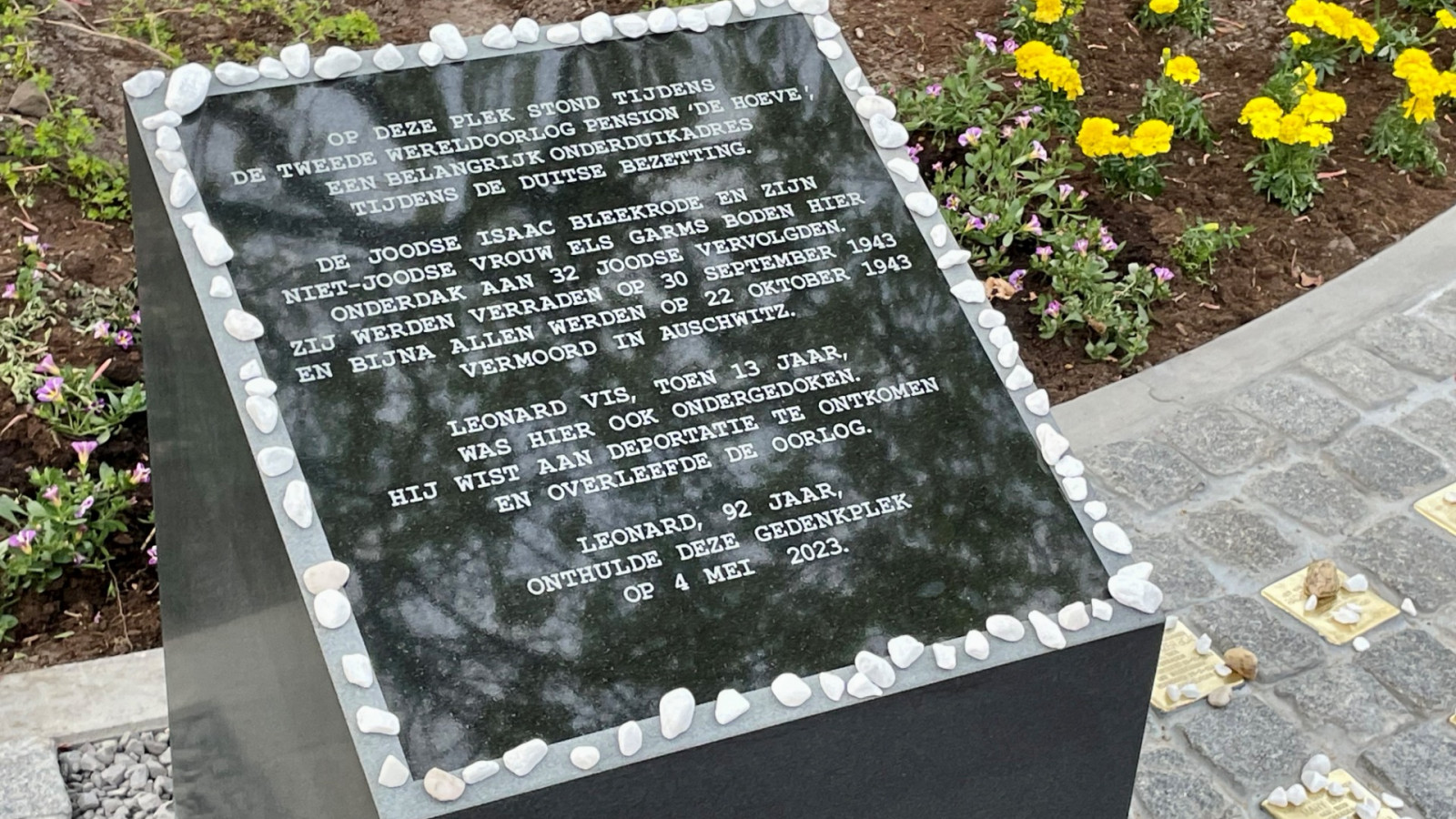 Monument bij struikelstenen Laren