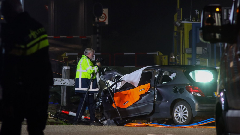 Automobilist overleden na botsing tegen dukdalf bij veerpont in Breezand.