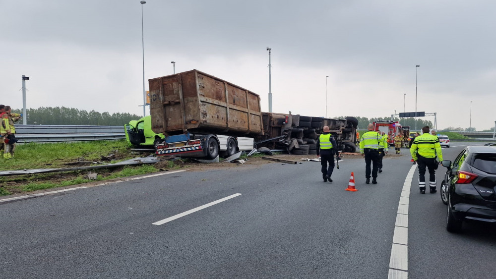 Gewonde Bij Aanrijding Tussen Vrachtwagen En Bestelbus Op Knooppunt ...