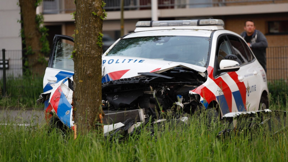 Politieauto total loss bij ongeluk in Heemstede.