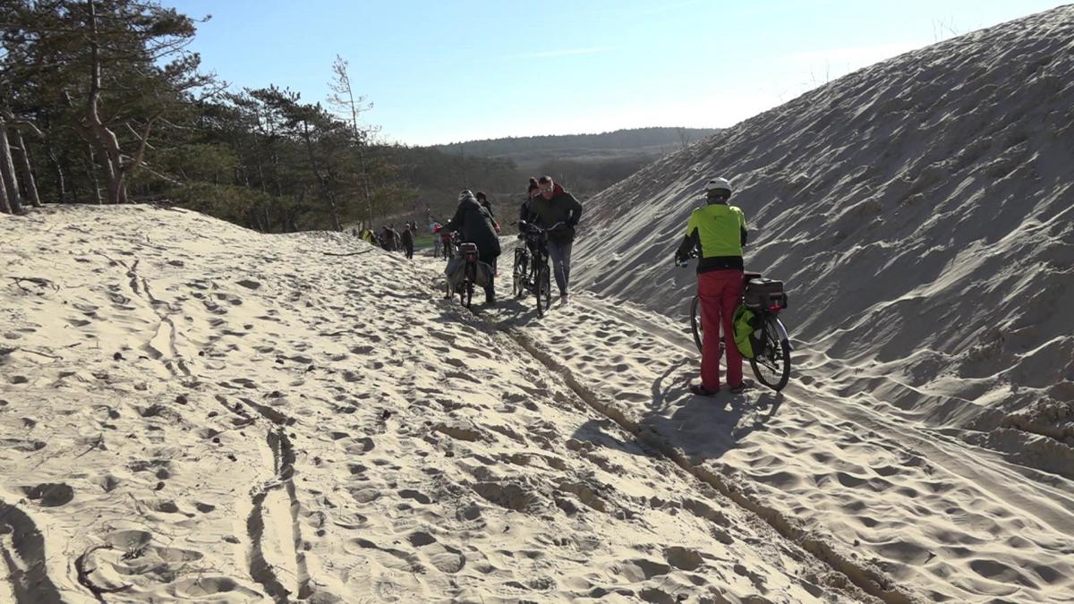Stuifzand en water maken fietsen door duinen onmogelijk: ANWB en Fietsersbond willen actie