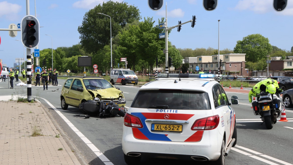 Scooterrijder in Amsterdam overleden na botsing met auto op kruising.