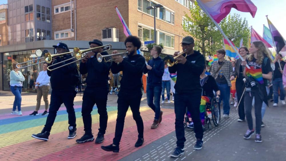 De brassband bij de Pride Walk in Haarlemmermeer - Jessie Eickhoff