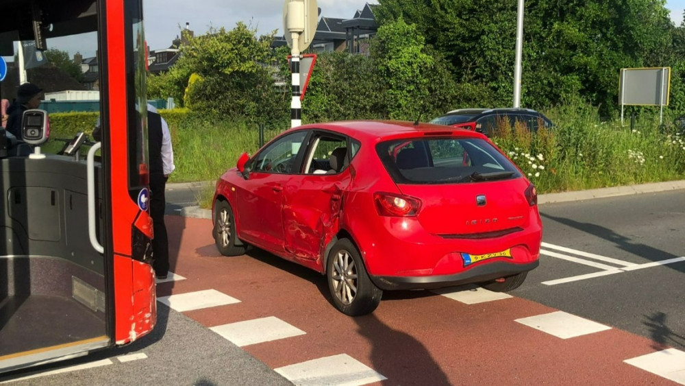 Lijnbus duwt auto fietspad op bij zoveelste botsing op beruchte Aalsmeerse rotonde.