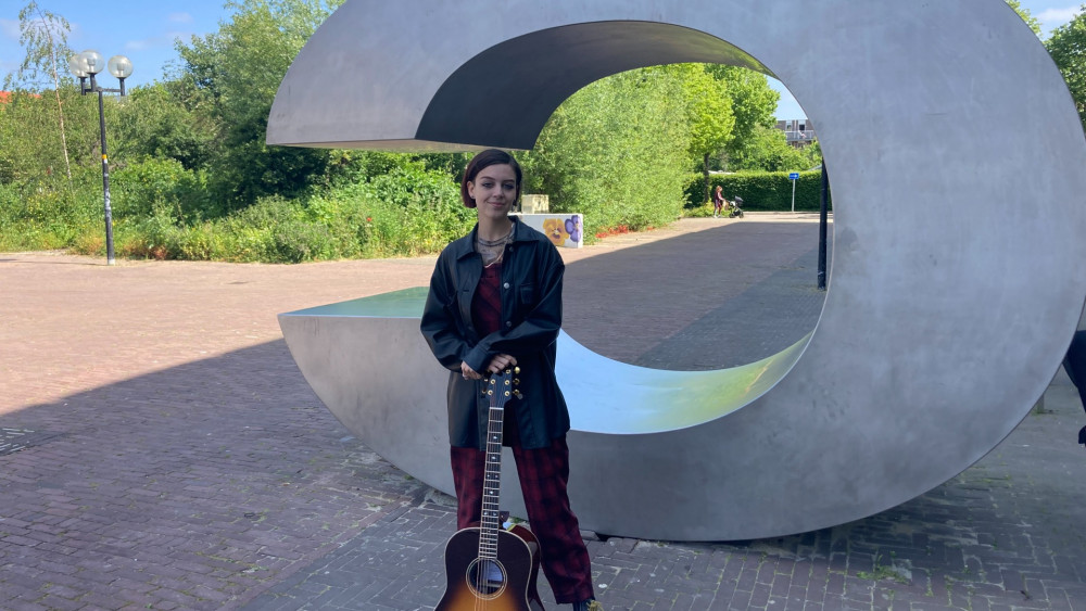 Zangeres Inge Lamboo (24) ging viraal met K3-covers en speelt nu voor ...