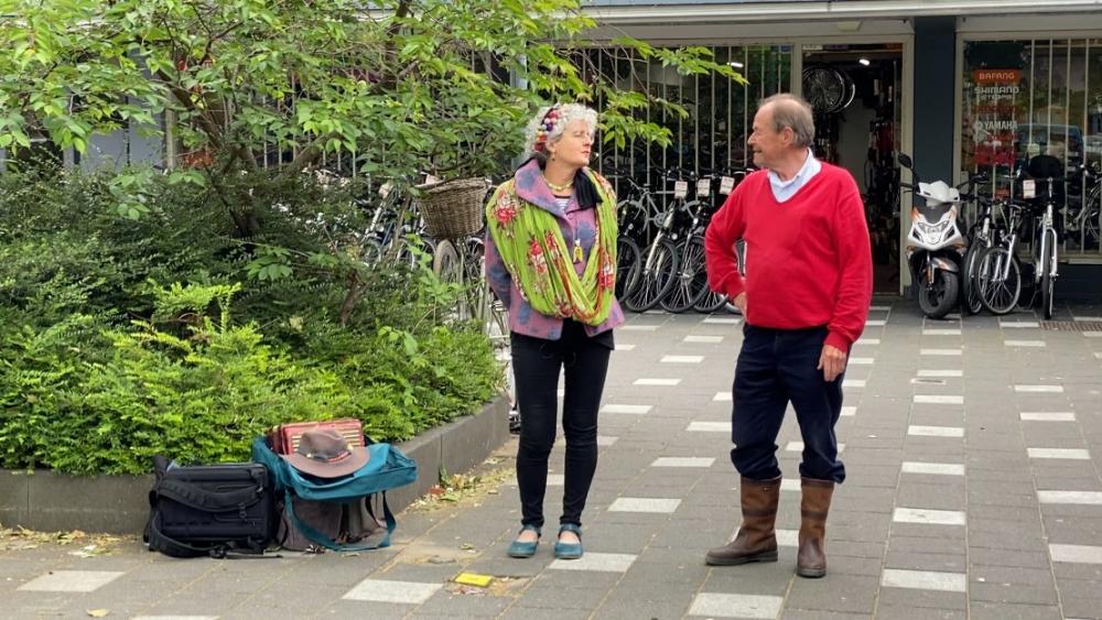 Margreet en ehnk staan te wachten  - Michael van der Putten/NH Media 