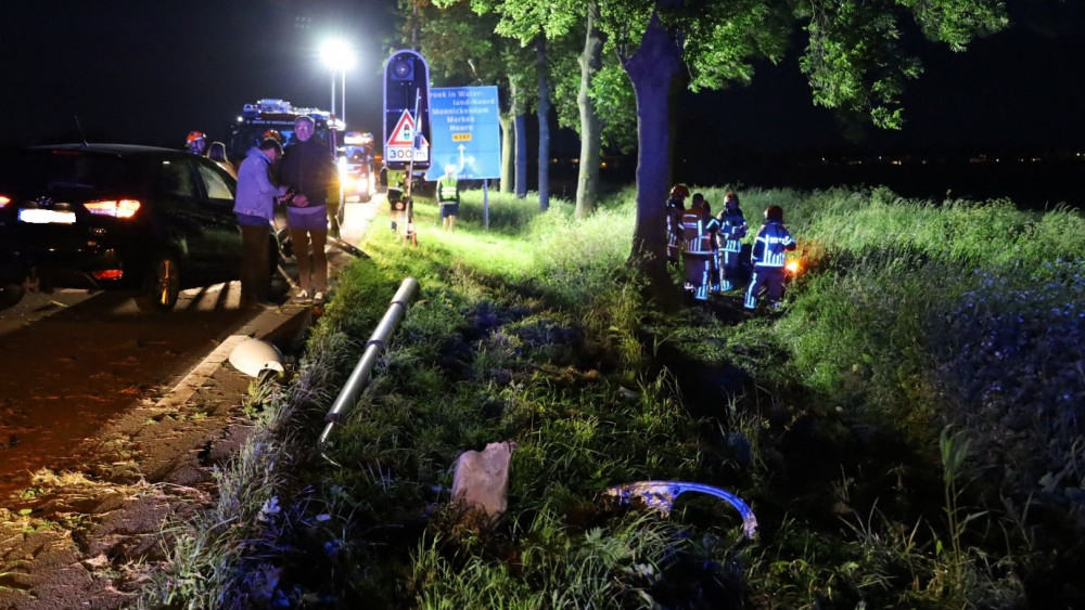 Inzittenden vluchten na ongeluk met auto in Broek in Waterland.