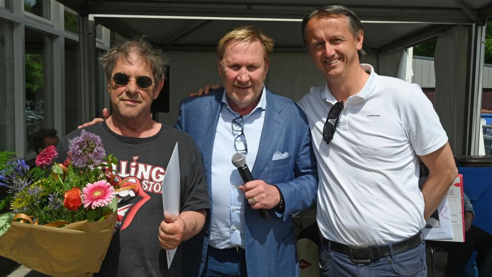 Rien Kruijt (links) werd door VV Zwanenburg in het zonnetje gezet vanwege de jarenlange organisatie van het schoolvoetbal - Peter Vreeswijk