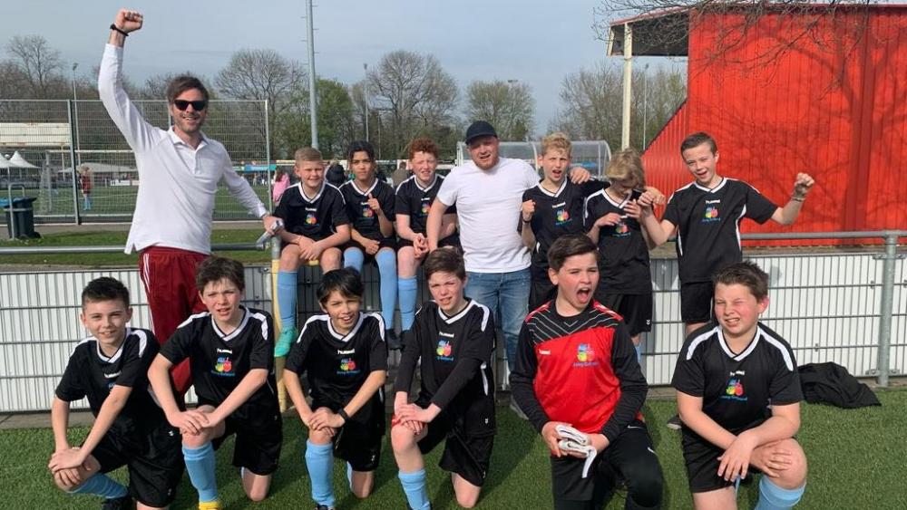 Dave Bosma als coach bij het schoolvoetbal van zijn tweeling Jim en Liam - Dave Bosma