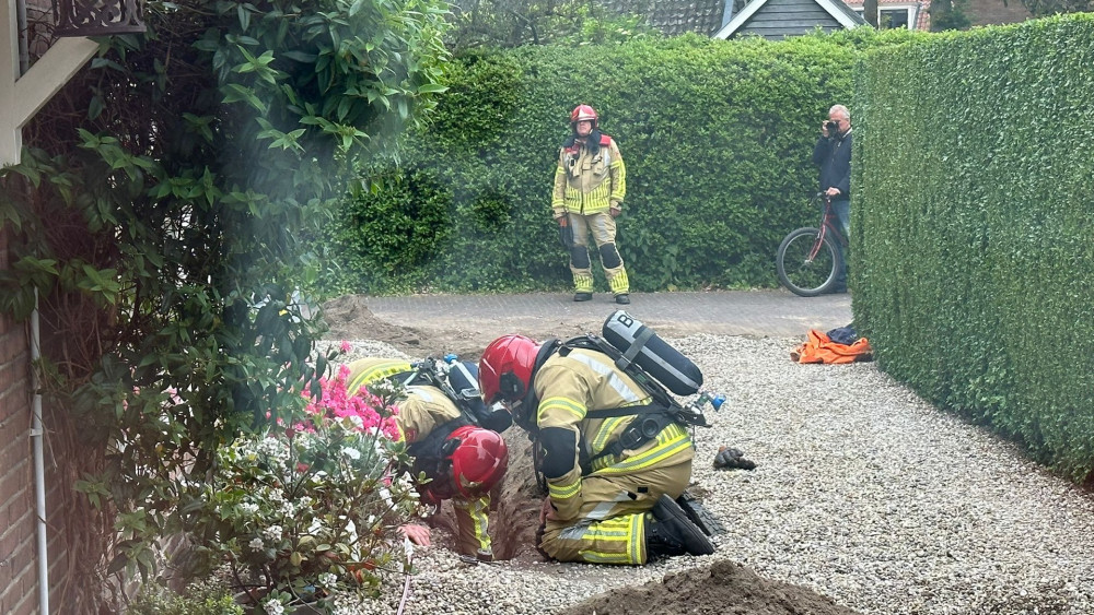 Brandweer aan het werk bij een van de bewoners van de Raadhuisstraat in Blaricum